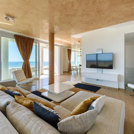 Panoramic Penthouse Rooftop Whit Pool דירה *
